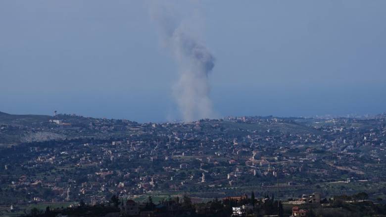 ΠΑΣΟΚ και ΣΥΡΙΖΑ ζητούν Συμβούλιο πολιτικών αρχηγών για τις εξελίξεις στη Μέση Ανατολή