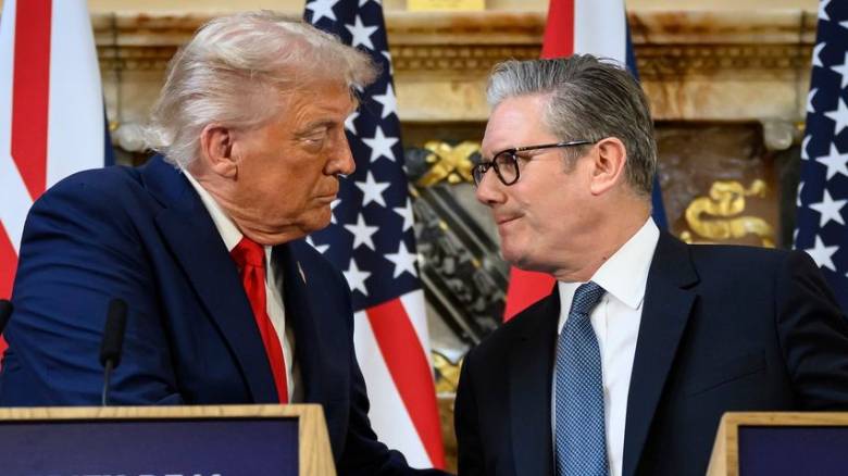 «Βέλη» Τραμπ κατά Στάρμερ: Είμαι απογοητευμένος - Άργησε πολύ να δώσει άδεια για τις βάσεις