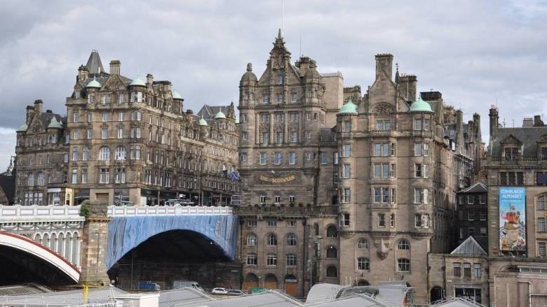 Συναγερμός στο Εδιμβούργο για άνδρα με μαχαίρι – Πληροφορίες για τραυματίες