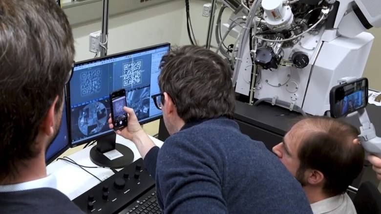 Επιστήμονες δημιούργησαν τον μικρότερο QR κώδικα του κόσμου, που δεν είναι ορατός με γυμνό μάτι