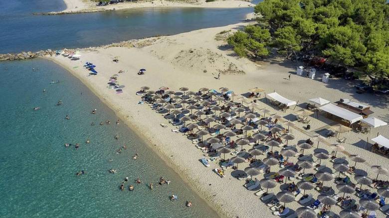 Πλειοδοτικές δημοπρασίες για τις οργανωμένες παραλίες και τους αιγιαλούς: Έως πότε διαρκούν