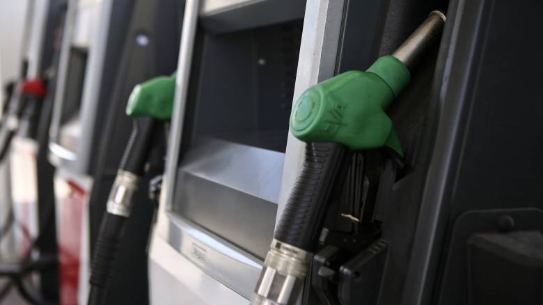 Ουρές σε βενζινάδικα και διυλιστήρια υπό τον φόβο νέων αυξήσεων στα καύσιμα λόγω Μέσης Ανατολής