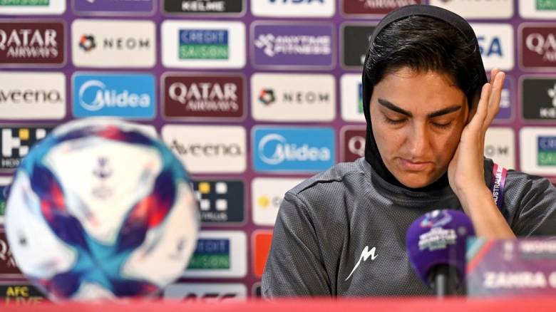 Συγκινεί η γυναικεία ομάδα ποδοσφαίρου του Ιράν: «Ελπίζουμε να έχουμε καλά νέα σύντομα»