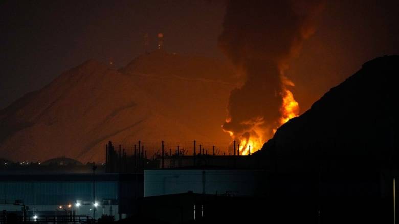 Τεράστια φωτιά σε πετρελαϊκές εγκαταστάσεις του Μπαχρέιν μετά από επίθεση του Ιράν