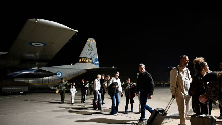 Οι πρώτες εικόνες από τον επαναπατρισμό των 91 Ελλήνων που είχαν εγκλωβιστεί στο Αμπού Ντάμπι