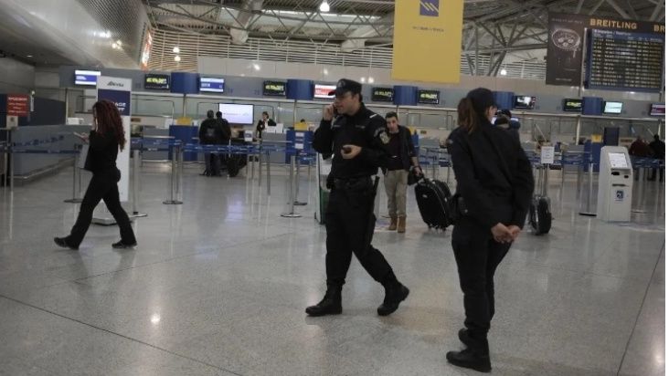 Αναστάτωση στο «Ελ. Βενιζέλος»: Άνδρας κρατούσε σημαία του Ισραήλ - Βίντεο με τη στιγμή σύλληψης του