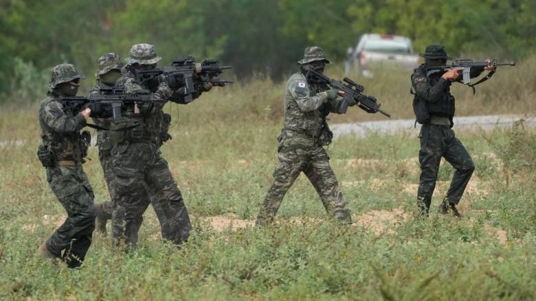 ΗΠΑ: Η ξαφνική ακύρωση άσκησης του στρατού και τα σενάρια χερσαίας επιχείρησης στο Ιράν