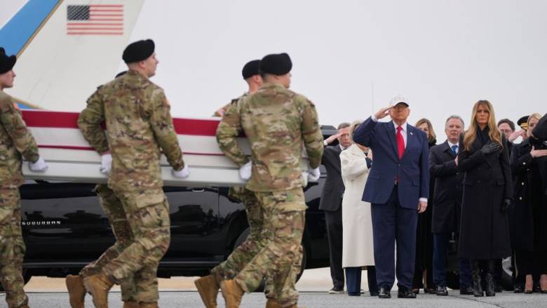 «Είναι μεγάλοι ήρωες» - Ο Τραμπ υποδέχθηκε τις σορούς των 6 Αμερικανών που σκοτώθηκαν στο Κουβέιτ
