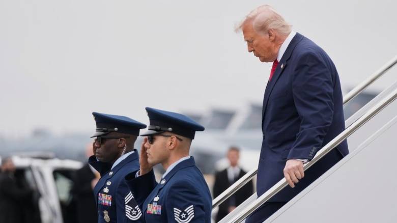 Ο Τραμπ αφίχθη στο Ντόβερ για την τελετή υποδοχής των σωμάτων έξι Αμερικανών στρατιωτικών