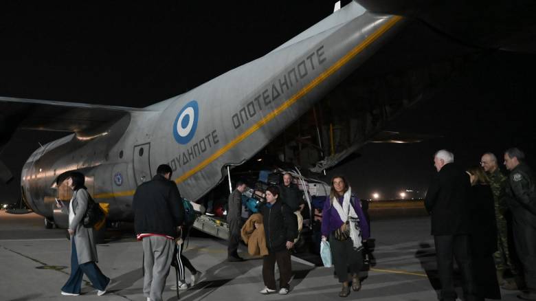 Φωτογραφίες από τον νέο επαναπατρισμό Ελλήνων από τη Μέση Ανατολή: Έφτασαν με αεροσκάφος C-130