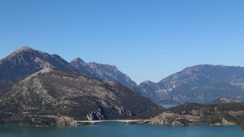 Λίμνη Κρεμαστών: Η «κυρά» της Ευρυτανίας και μεγαλύτερος ταμιευτήρας της Ελλάδας