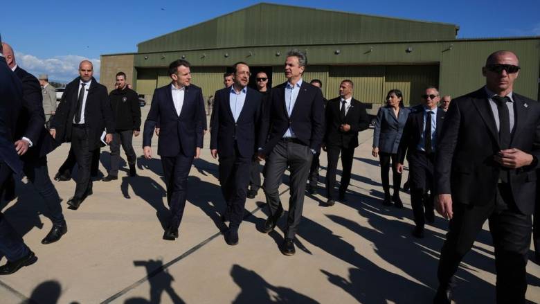 Στη Σούδα ο Μακρόν - Πληροφορίες για συνάντηση με Δένδια