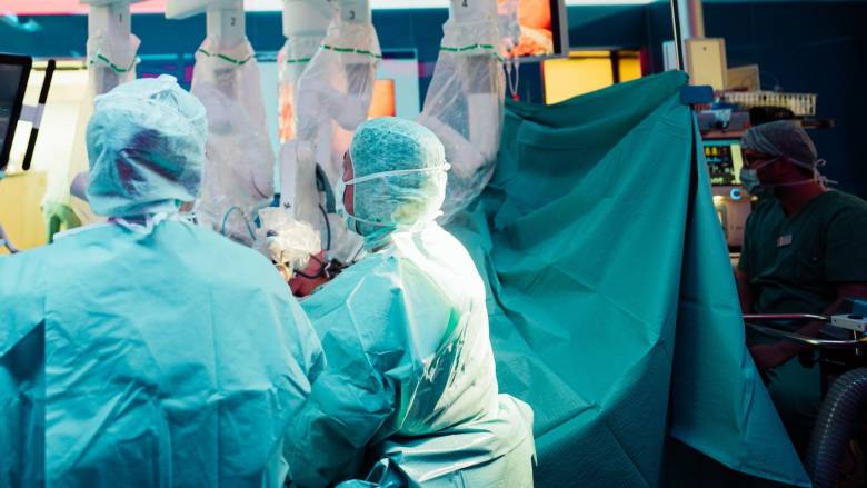 Καρκίνος παχέος εντέρου: Δεν αρκεί μόνο η επέμβαση – Πρέπει να γίνει με τη σωστή ογκολογική ποιότητα