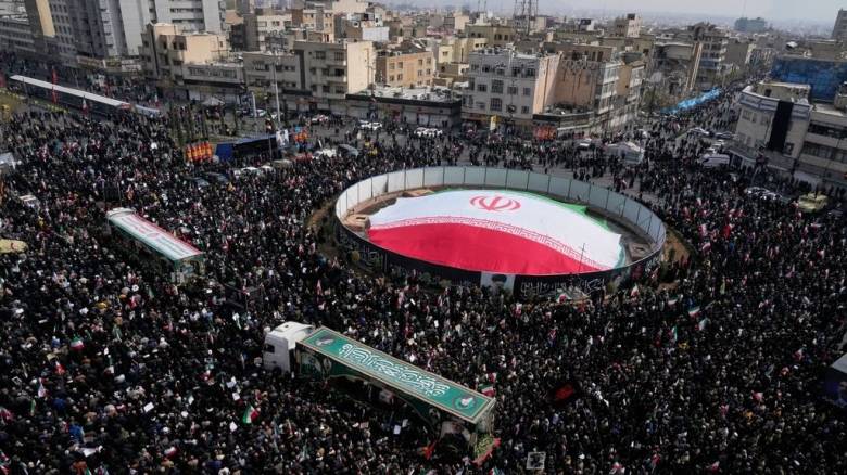 Πλήθος κόσμου στις κηδείες των στρατιωτικών του Ιράν που σκοτώθηκαν στις επιθέσεις ΗΠΑ - Ισραήλ