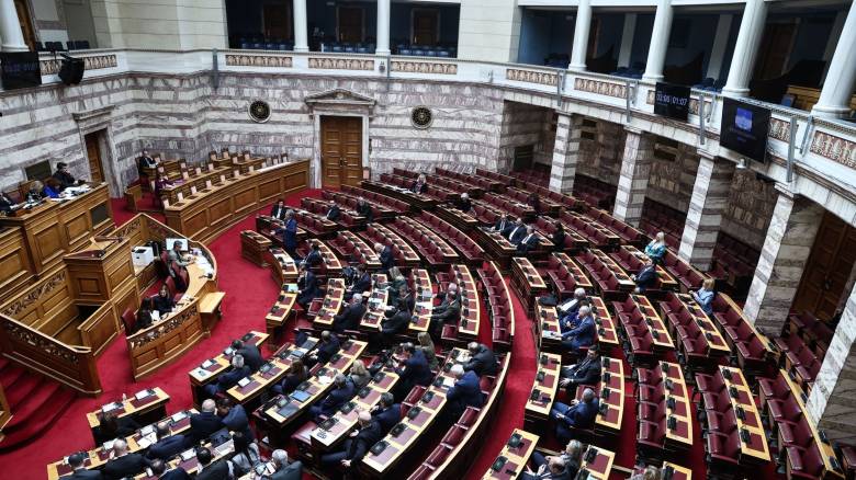 Βουλή: Υπερψηφίστηκε στην Επιτροπή η σύμβαση με Chevron και HELLENiQ Energy