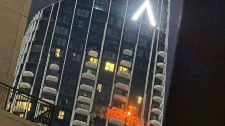 Επίθεση με drone προκάλεσε τρύπα σε ουρανοξύστη στο Ντουμπάι