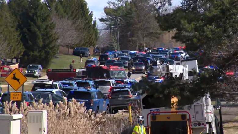 ΗΠΑ: Αυτοκίνητο έπεσε πάνω σε κτήριο που στεγάζει συναγωγή - Ακούστηκαν πυροβολισμοί