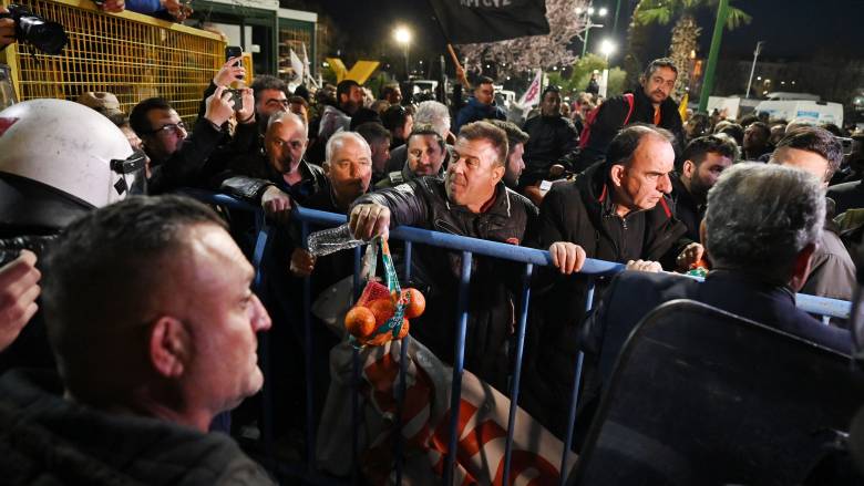 Θεσσαλονίκη: Ένταση μεταξύ αγροτών και αστυνομίας έξω από την Agrotica