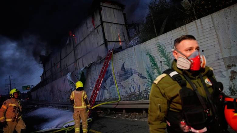 Θραύσματα ιρανικών πυραύλων έπεσαν σε τρεις τοποθεσίες στο κεντρικό Ισραήλ – Φωτιά σε στέγη κτηρίου