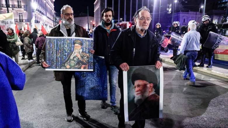 «Δεν είναι ΑΙ»: Με εικόνα του νεκρού Χαμενεΐ διαδήλωσε ο Παναγιώτης Λαφαζάνης