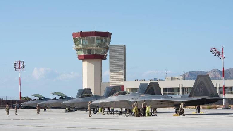 Φωτογραφίες με καράβια και αεροπλάνα από τη Σούδα στο κινητό του Πολωνού που συνελήφθη στο Μαράθι
