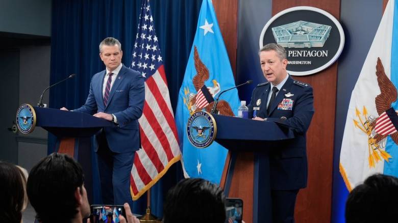 Χέγκσεθ από Πεντάγωνο: «Σήμερα η μεγαλύτερη επιδρομή - Παραμορφωμένος και φυγάς ο Μοτζτάμπα Χαμενεΐ»