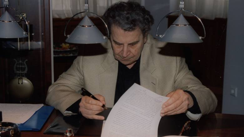 Περιοδεύουσα έκθεση για τον Μίκη Θεοδωράκη στο Μουσείο Ελιάς και Ελληνικού Λαδιού