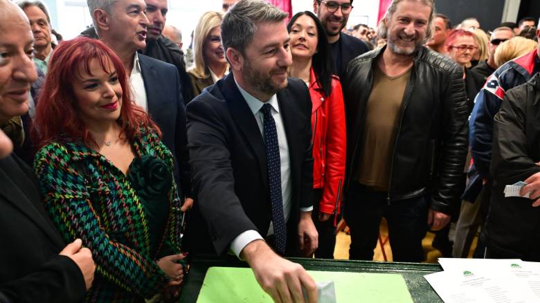 Ψήφισε ο Ανδρουλάκης στις εκλογές του ΠΑΣΟΚ: «Μαζί θα δώσουμε τον αγώνα μέχρι τις εθνικές εκλογές»