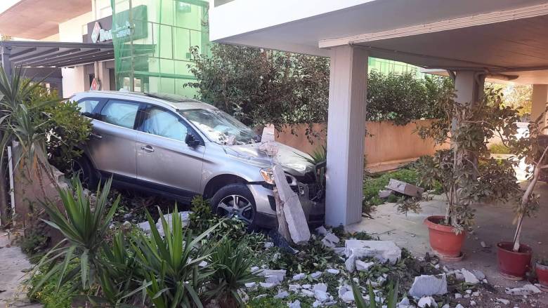 Ναύπλιο: Ι.Χ εισέβαλε σε πιλοτή πολυκατοικίας