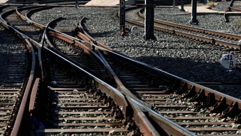 Αμαξοστοιχία που εκτελεί το δρομολόγιο Αθήνα - Θεσσαλονίκη ακινητοποιήθηκε στην Οινόη λόγω βλάβης