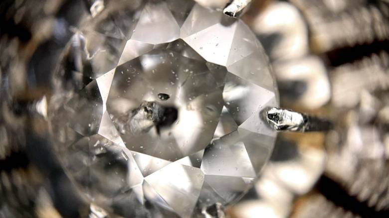 Κινέζοι επιστήμονες δημιούργησαν για πρώτη φορά εξαγωνικό διαμάντι, πιο σκληρό από το φυσικό