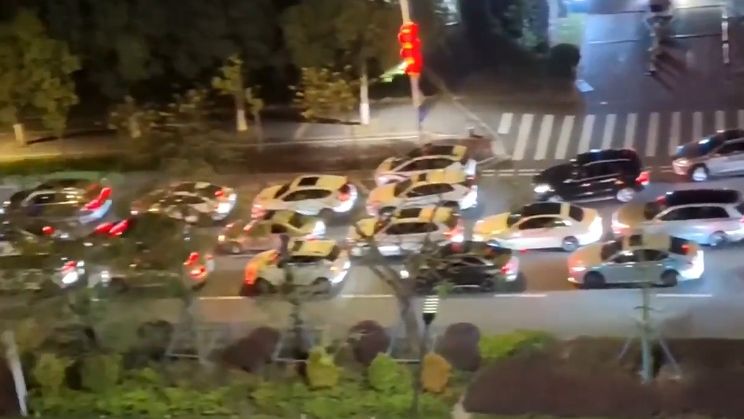 Μεγαλειώδεις ουρές έξω από βενζινάδικα στην Κίνα ενόψει ανόδου των τιμών