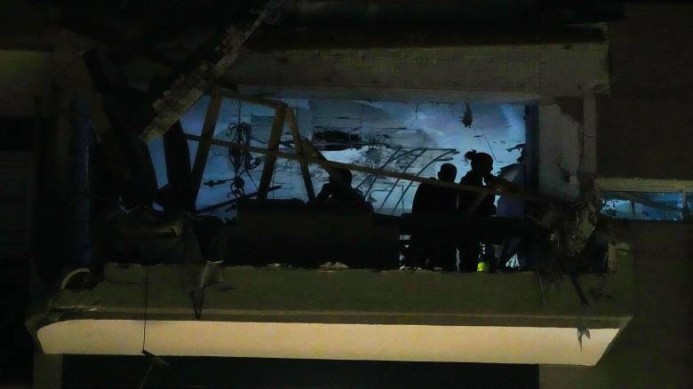 Συντρίμμια παντού: Βίντεο μέσα από το διαμέρισμα όπου έπεσαν οι βόμβες διασποράς στο Τελ Αβίβ