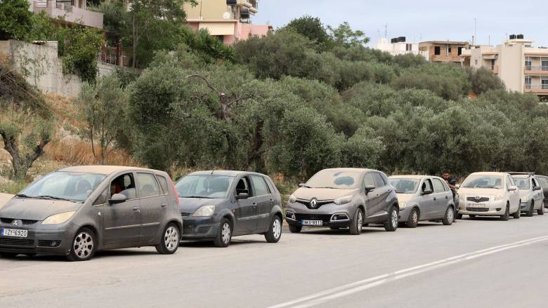Γέμισαν «λάσπη» τα αυτοκίνητα: Πότε υποχωρεί η αφρικανική σκόνη - Η απάντηση Τσατραφύλλια