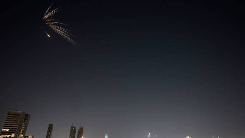 Βίντεο με τη στιγμή που οι βόμβες διασποράς εκτοξεύονται στο Ισραήλ - Χτυπήθηκε διαμέρισμα