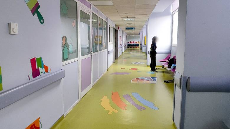 Τρίχρονος κατάπιε ξυραφάκι και οδηγήθηκε επειγόντως στο χειρουργείο