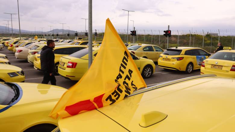 Αυτοκινητοπομπή διαμαρτυρίας των ταξί στο «Ελευθέριος Βενιζέλος» – Συνεχίζεται η απεργία του ΣΑΤΑ