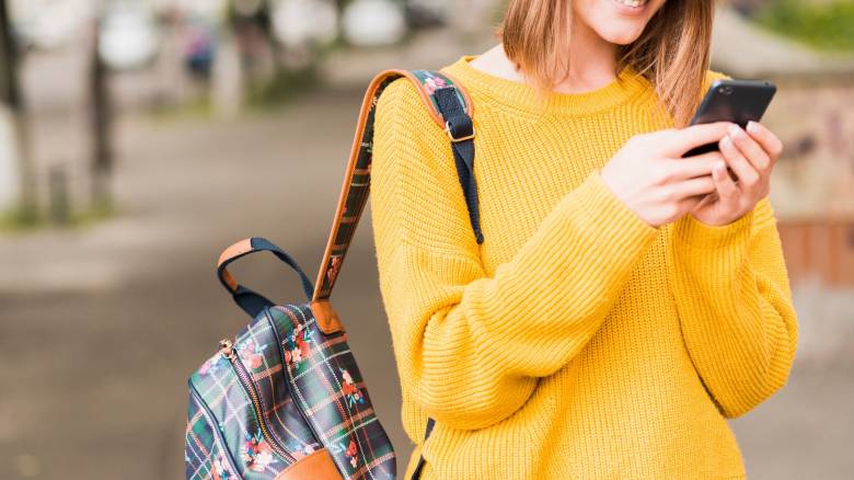 Unesco: Σχεδόν 6 στις 10 χώρες παγκοσμίως απαγορεύουν τη χρήση κινητών τηλεφώνων στα σχολεία