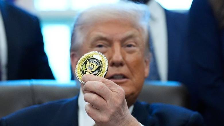 ΗΠΑ: Εγκρίθηκε η κυκλοφορία χρυσού νομίσματος με τη μορφή του Τραμπ