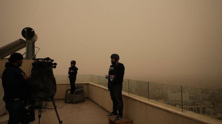 Βίντεο από τη στιγμή που πύραυλος πέφτει δίπλα σε δημοσιογράφο στον Λίβανο