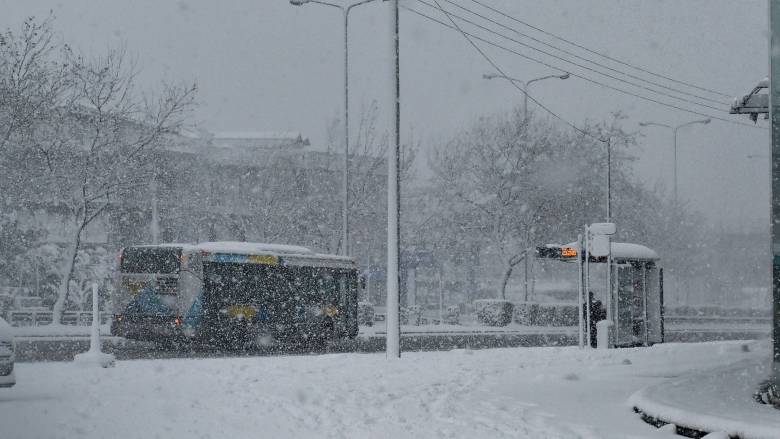 Λεωφορείο «κόλλησε» στα χιόνια επιστρέφοντας στο Καρπενήσι - Απεγκλωβίστηκαν 30 μαθητές