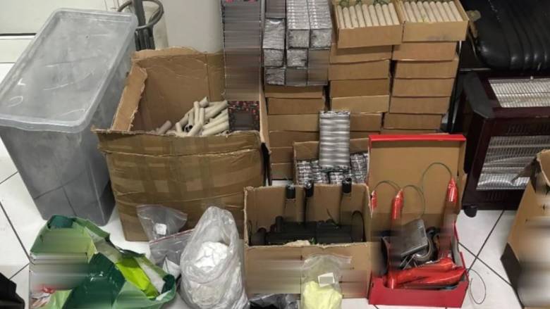 Ανήλικος κατασκεύαζε κροτίδες στον Άγιο Δημήτριο: Βρέθηκαν πάνω από δέκα κιλά εκρηκτικών