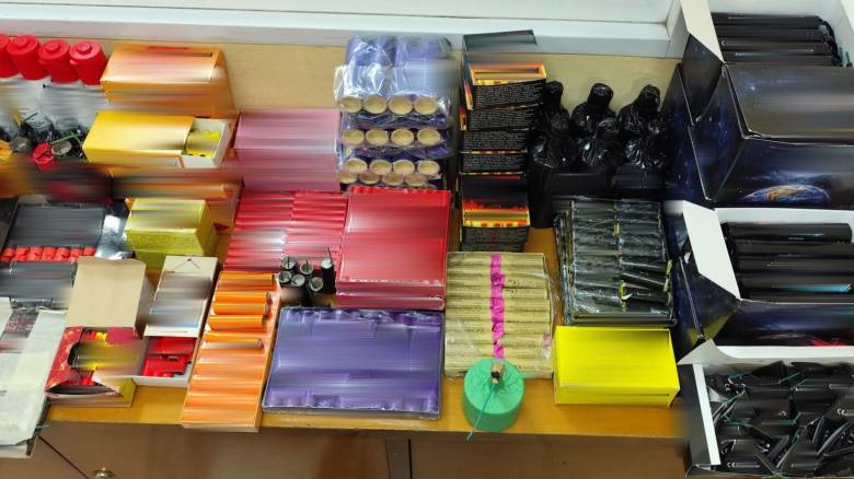 Νίκαια: Συνελήφθη 23χρονος που διακινούσε κροτίδες – Εντοπίστηκαν και ναυτικές φωτοβολίδες