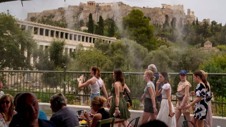 Έρχεται νέα αλλαγή του καιρού: Πότε κατεβαίνουν τα κοντομάνικα από τις ντουλάπες