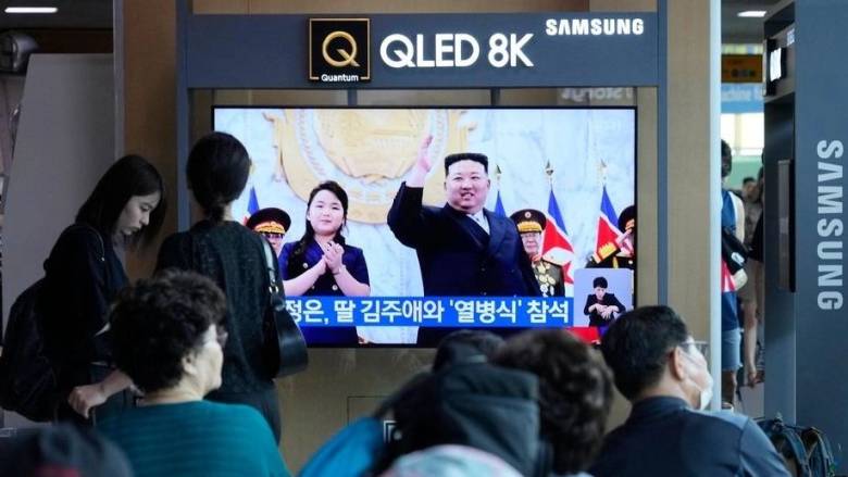 Στρατιωτικά γυμνάσια στη Βόρειο Κορέα - Ο Κιμ και η κόρη του βρέθηκαν πάνω σε ένα νέο άρμα μάχης