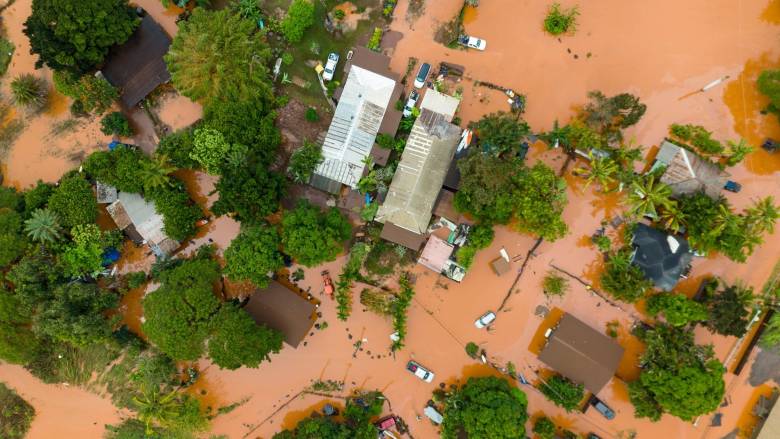 Στο έλεος των πλημμυρών η Χαβάη: Κίνδυνος κατάρρευσης φράγματος και μαζικές εκκενώσεις