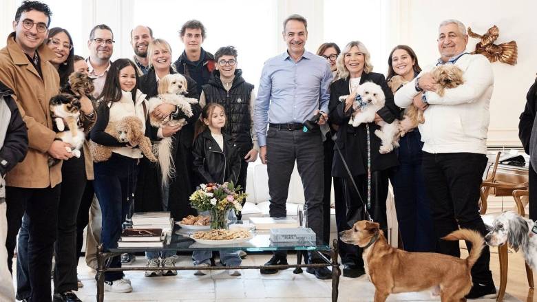 Συνάντηση Μητσοτάκη με Έλληνες που επαναπατρίστηκαν με τα ζώα συντροφίας τους