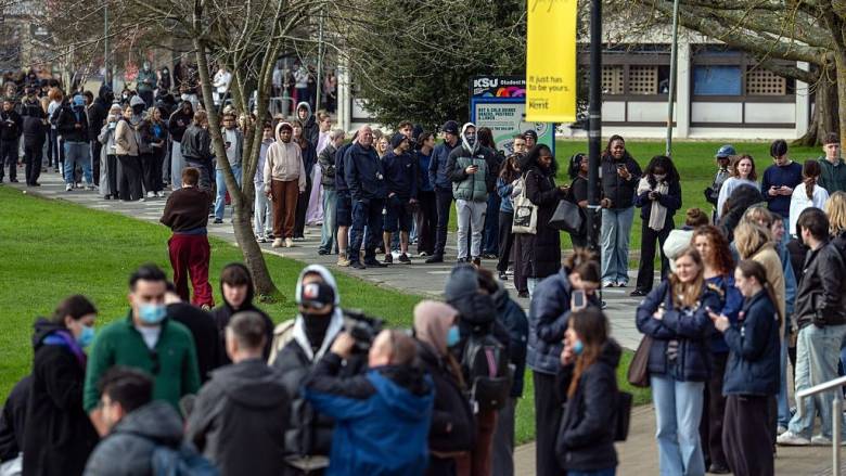Έξαρση μηνιγγίτιδας στη Βρετανία: Στα 34 τα κρούσματα - Ουρές φοιτητών για να εμβολιαστούν