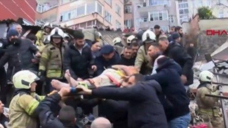 «Μάχη» στα συντρίμμια των γκρεμισμένων κτηρίων στην Κωνσταντινούπολη - Δείτε βίντεο