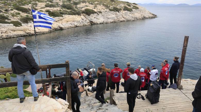 Αίσιο τέλος στην επιχείρηση απεγκλωβισμού δύτη στα Λιμανάκια Βουλιαγμένης